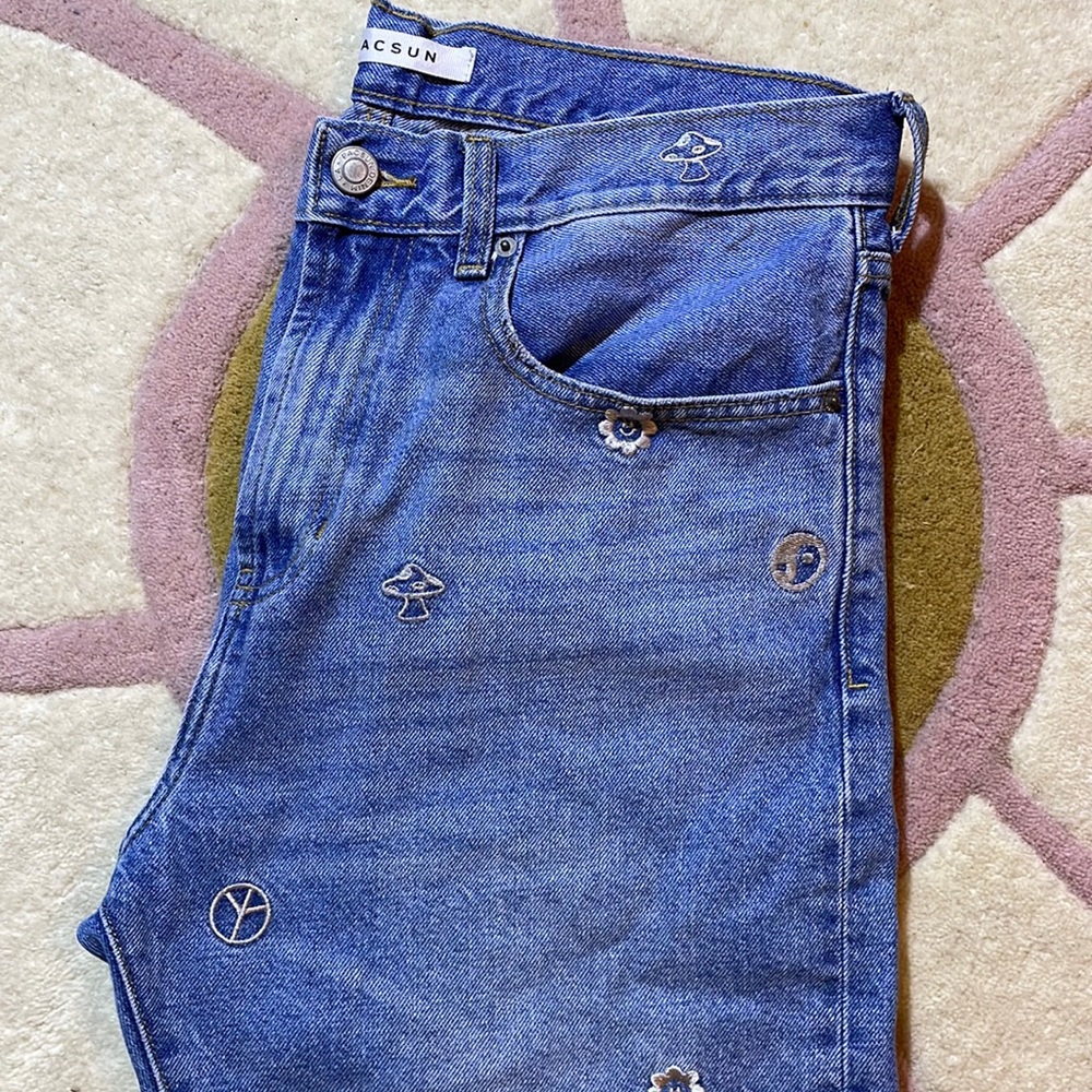 Embroidered tapered mid-rise jeans